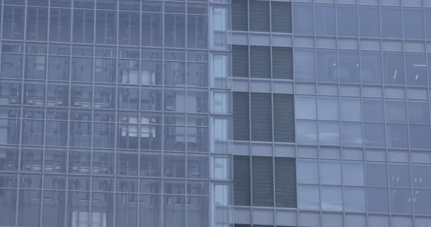 Mozgó lift az épületen belül az üzleti városban - Felvétel, videó