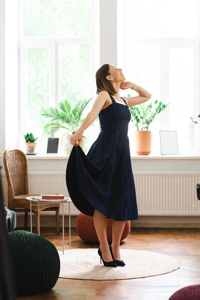 Mujer divirtiéndose en casa bailando - Foto, imagen