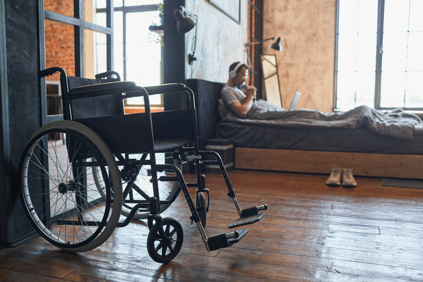 Wózek inwalidzki w tle - Zdjęcie, obraz