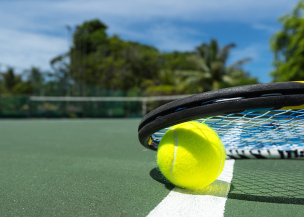 Close up view of tennis racket and balls on the clay tennis court - Foto, imagen