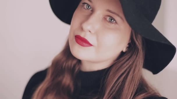 Ranskalainen tyyli muoti ja asuste, pariisilainen nainen yllään tyylikäs musta hattu poseeraa ja hymyilee, kaunis eurooppalainen kaukasialainen malli, tyylikäs ja muodikas retro - Materiaali, video