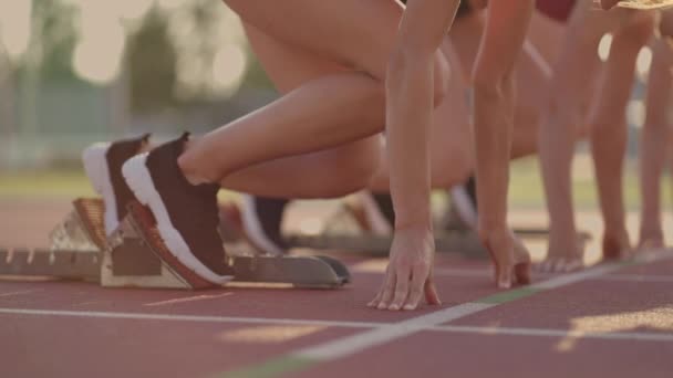 Trois athlètes féminines commencent simultanément à courir marathon, rivalité, ralenti. femmes debout sur une ligne de départ avant la course - Séquence, vidéo