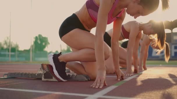 Três atletas do sexo feminino simultaneamente começam a correr maratona, rivalidade, câmera lenta. mulheres em pé em uma linha de partida antes da corrida - Filmagem, Vídeo
