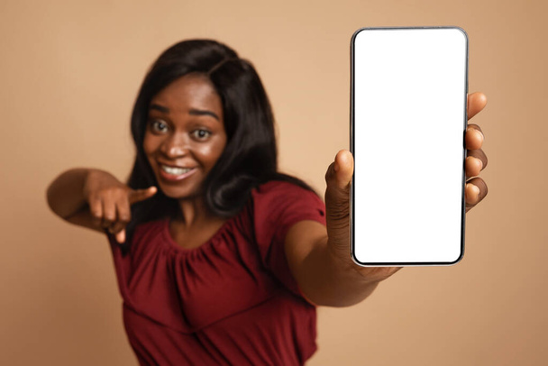 Szelektív összpontosítás okostelefonra üres képernyővel női kézben - Fotó, kép