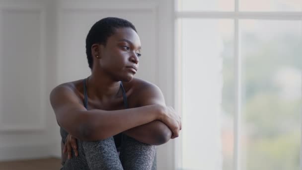 Concepto de Depresión. Retrato de una joven afroamericana sentada con expresión triste - Metraje, vídeo