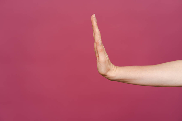 Mulheres mão mostrando sinal de parada em um fundo rosa - Foto, Imagem