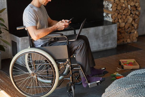 Человек с ограниченными возможностями работает дома - Фото, изображение