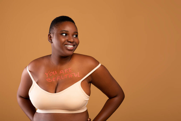 Du bist schön. Porträt einer kurvigen schwarzen Frau in Unterwäsche - Foto, Bild