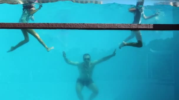 happy kids swimming underwater in pool with glass wall - Footage, Video