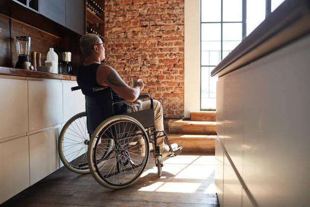 Современная женщина с ограниченными возможностями на кухне - Фото, изображение