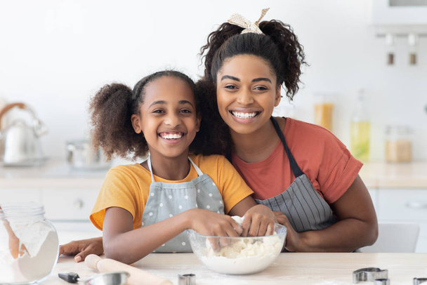 陽気なアフリカ系アメリカ人の家族は家でクッキーを作る - 写真・画像