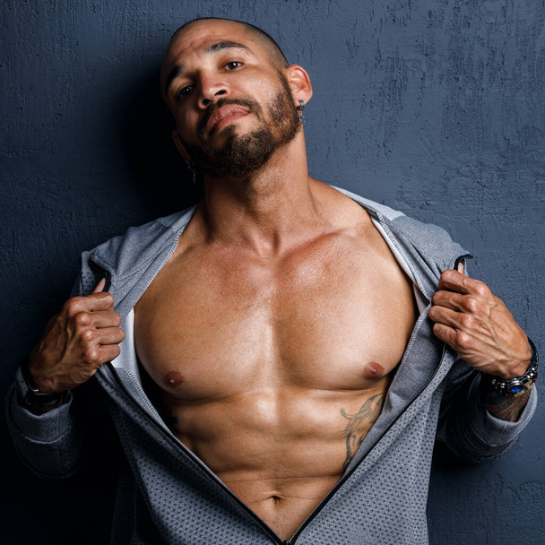 Retrato de estúdio de um afro-americano musculoso ou latino com um tronco nu. Força masculina e potência. - Foto, Imagem