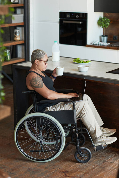 Donna moderna con disabilità a casa - Foto, immagini