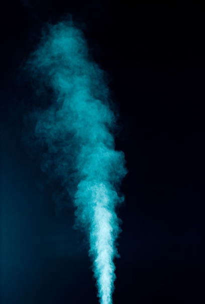 Vapor azul sobre fondo negro
 - Foto, Imagen