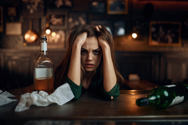 Депрессивная пьяная женщина в баре, снятие стресса - Фото, изображение