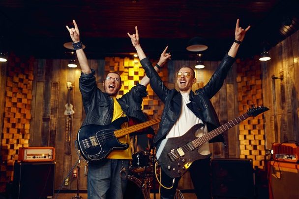 Dois artistas com guitarras elétricas, banda de rock - Foto, Imagem