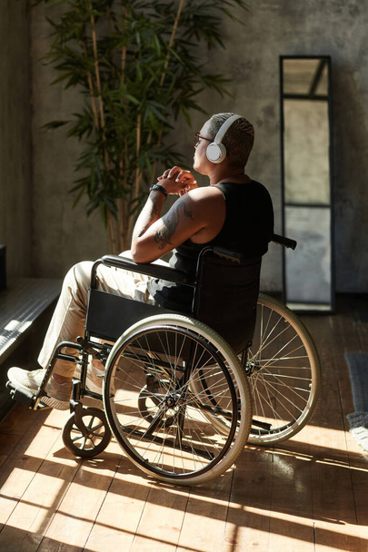 Žena na invalidním vozíku těší hudbu - Fotografie, Obrázek