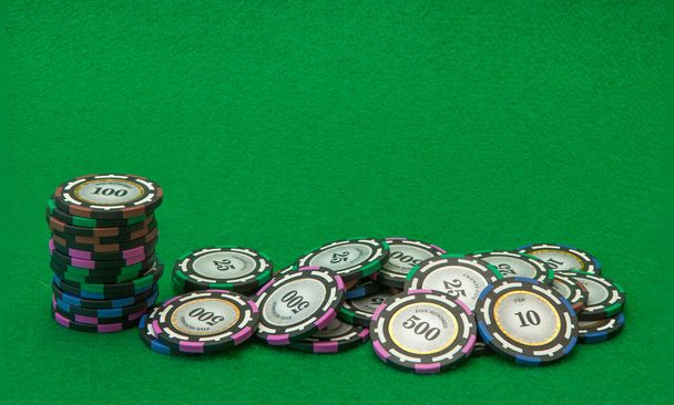 Casino chips op groene achtergrond - Foto, afbeelding