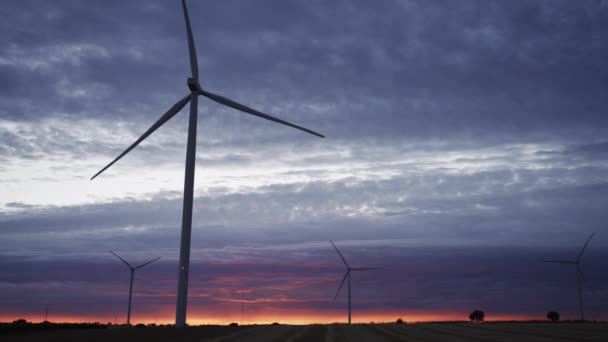Espectacular puesta de sol con modernas turbinas eólicas en cámara lenta - Imágenes, Vídeo