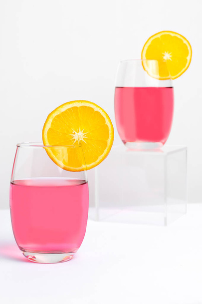  zwei Gläser mit rosa Damencocktail photogarafado auf weißem Hintergrund - Foto, Bild