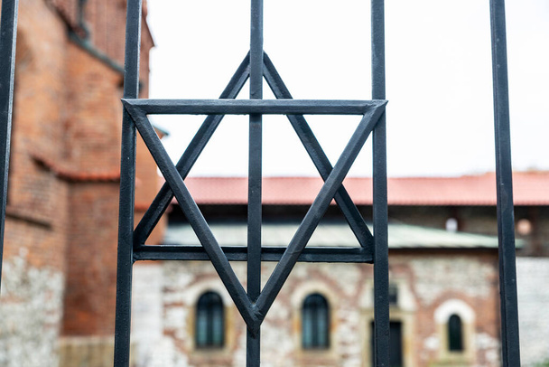 Étoile de fer de David sur une clôture dans le vieux quartier juif de Cracovie, Pologne - Photo, image