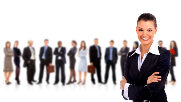 Líder y su equipo, negocio atractivo joven con enfoque solo en la mujer de negocios en el medio
 - Foto, Imagen