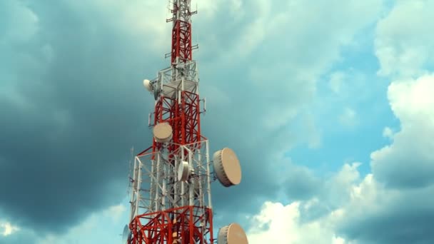 Большая телекоммуникационная башня на фоне неба и облаков - Кадры, видео