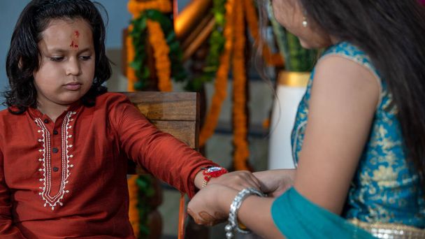 Soeur attachant le rakhi, Raksha Bandhan aux frères poignet pendant le festival. - Photo, image
