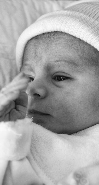 Nouveau-né dans le lit. Premier jour de vie, concept de naissance
. - Photo, image