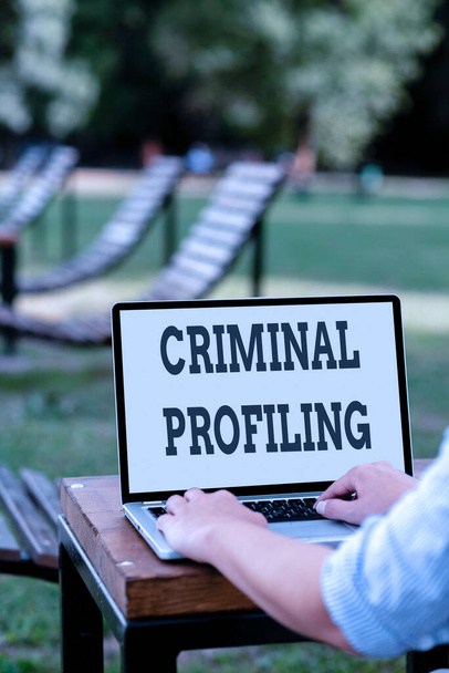Kézírás jel bűnügyi profilalkotás. Üzleti koncepció Profilok kialakítása olyan bűnözők számára, akik még nem fogták el az online munkahelyeket és távolról együtt dolgoznak az emberekkel - Fotó, kép