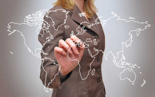 Χέρι του ο άνθρωπος των επιχειρήσεων γράψει παγκόσμιο χάρτη στην οθόνη αφής δισκίο pc - Φωτογραφία, εικόνα