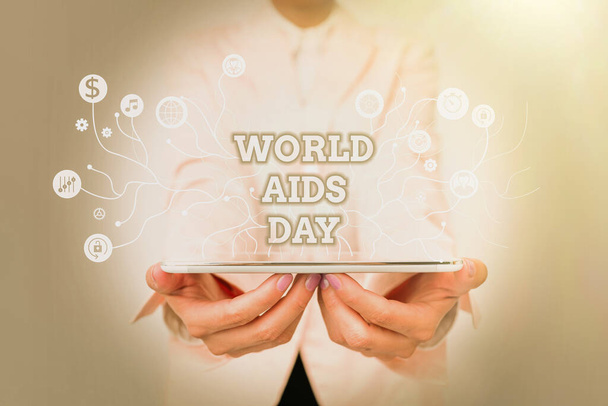 Käsitteellinen kuvateksti Maailman Aids Day. Sana kansainväliselle päivälle tietoisuuden lisäämiseksi AIDS-pandemiasta Lady In Uniform Standing and Holding Tablet Näyttää futuristista teknologiaa. - Valokuva, kuva