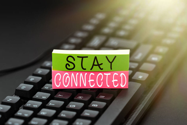 Jelzés megjelenítése Stay Connected. Koncepcionális fotó, hogy továbbra is a társadalmi szakmai kereskedelmi kapcsolat másolása régi ötletek és létrehozása újak, átadása írásbeli megjegyzések - Fotó, kép