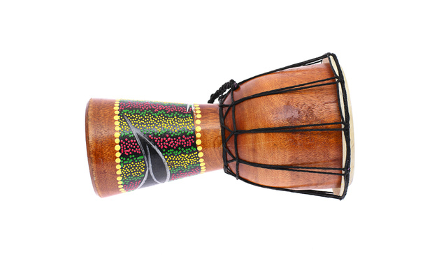 Djembe trommel tam-tam. geïsoleerd op witte achtergrond - Foto, afbeelding