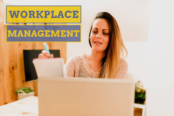 Käsiala teksti Workplace Management. Liikeidea ympäröivien asioiden järjestäminen työtilassasi Sosiaalinen media Influencer Online-läsnäolon luominen, Video Blog Ideat - Valokuva, kuva