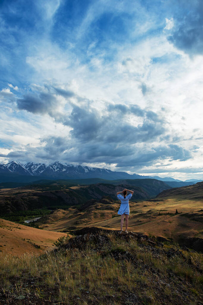 夏の青いドレスの女性アルタイ山脈 - 写真・画像