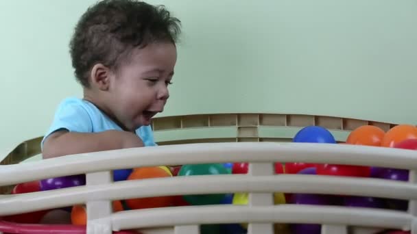 μωρό που παίζει με πολύχρωμες μπάλες - Πλάνα, βίντεο