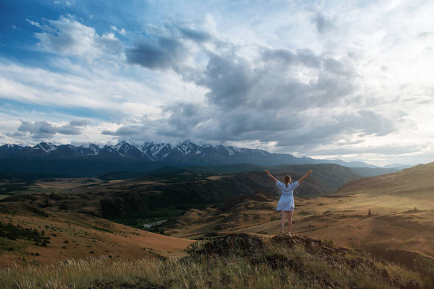 Mujer en vestido azul en verano Altai montañas - Foto, imagen