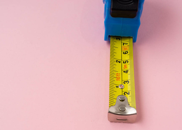 Measuring tape with centimeters and inches on pink background. - Fotoğraf, Görsel