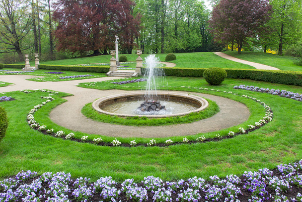 Ланкут, Польша -5 мая 2013 г.: Итальянский сад перед замком Ланкут в стиле барокко XVI века, бывшей резиденцией польского магната.  - Фото, изображение