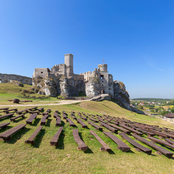 Ruinas del castillo medieval, Castillo Ogrodzieniec, Podzamcze, Polonia. El castillo está situado en la montaña del castillo de 515,5 m de altura, construido en el siglo XIV, situado en el sendero de los nidos de águilas - Foto, imagen
