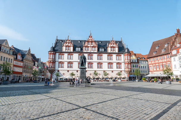 Coburgo, Alemania, 19 de julio de 2021: el ayuntamiento en la plaza principal de Coburgo - Foto, Imagen