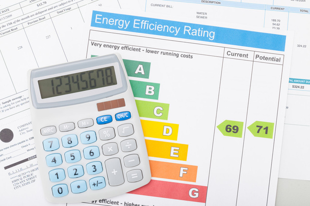 calculadora con la carta de utilidad bill y energía eficiencia - Foto, Imagen