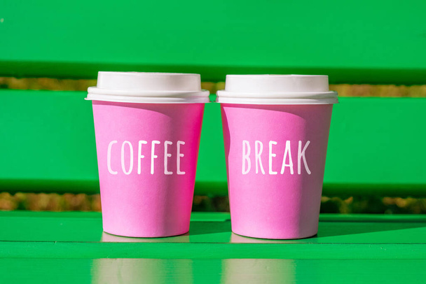 Das Konzept einer Kaffeepause auf einer Tasse Einwegkaffee - Foto, Bild