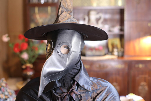 zbliżenie portret lalki z maską lekarza dżumy w domu, koncepcja Halloween uroczystości - Zdjęcie, obraz