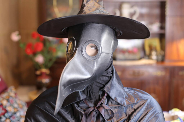 ritratto ravvicinato di bambola con maschera medico della peste a casa, concetto di celebrazione di Halloween - Foto, immagini
