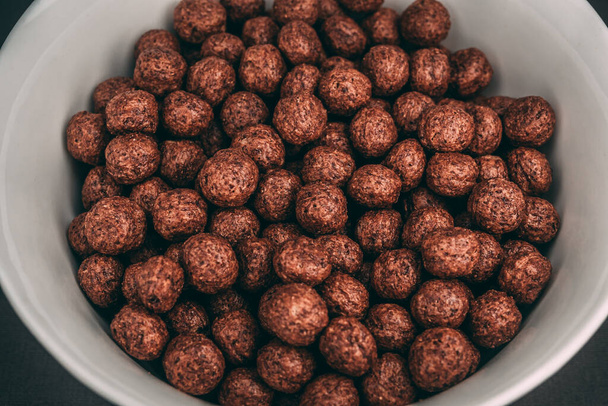 A closeup shot of a lot of chocolate balls in a bowl - Foto, Imagem