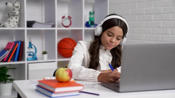 gondolkodás női diák egyenruha írás közben videohívás lecke online számítógép, oktatás. - Felvétel, videó