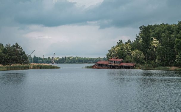 Ukrayna, Pripyat yakınlarındaki Çernobil Yasaklama Bölgesi 'nde terk edilmiş bir nehir limanının panoramik görüntüsü - Fotoğraf, Görsel