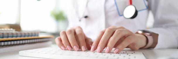 Mani di dottore su tastiera bianca. Ottenere educazione medica - Foto, immagini